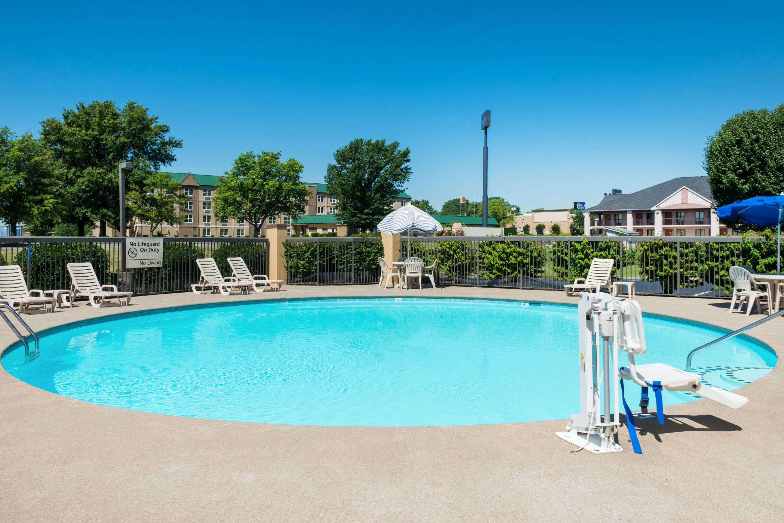 Baymont By Wyndham Clarksville Northeast Exterior photo