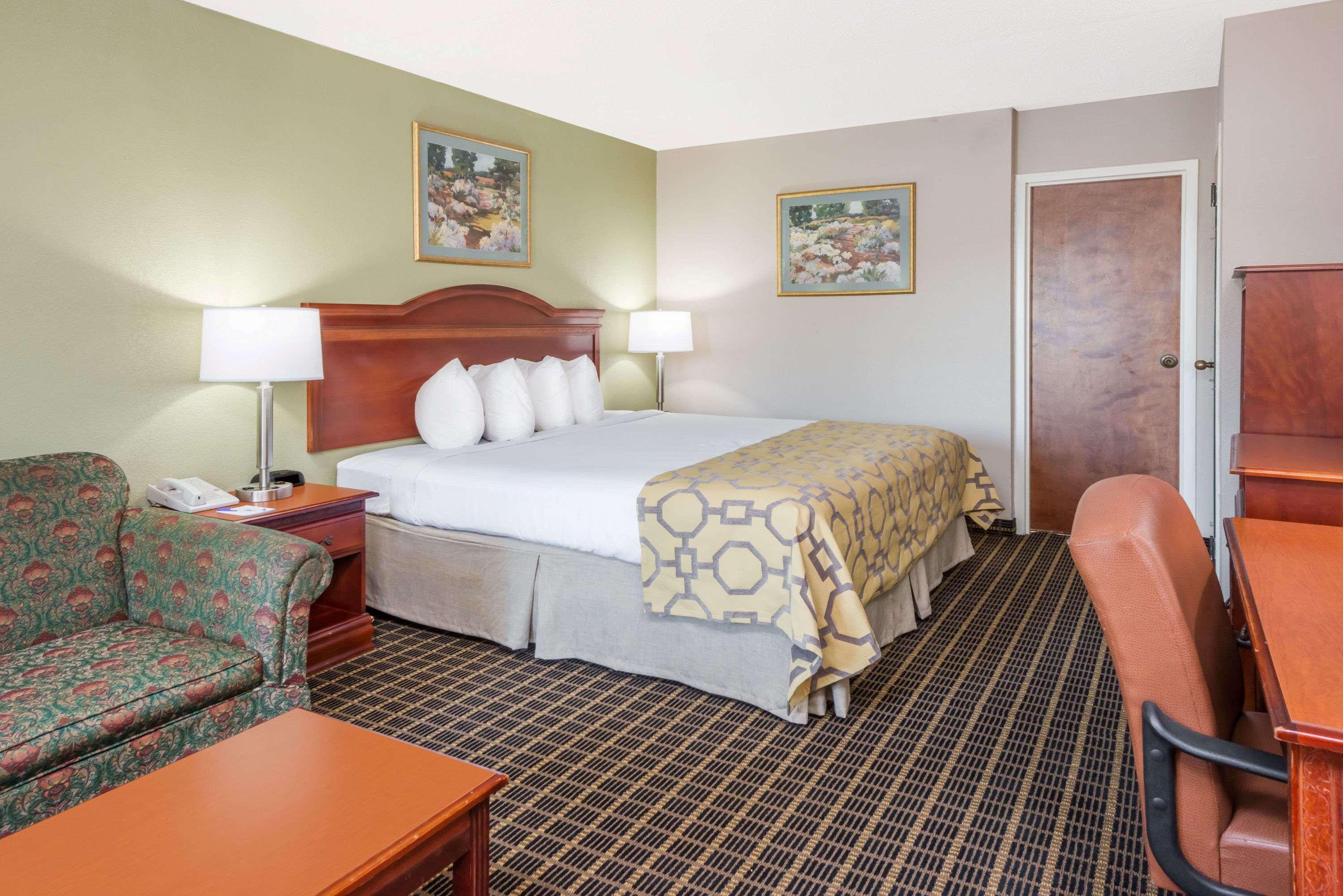 Baymont By Wyndham Clarksville Northeast Exterior photo