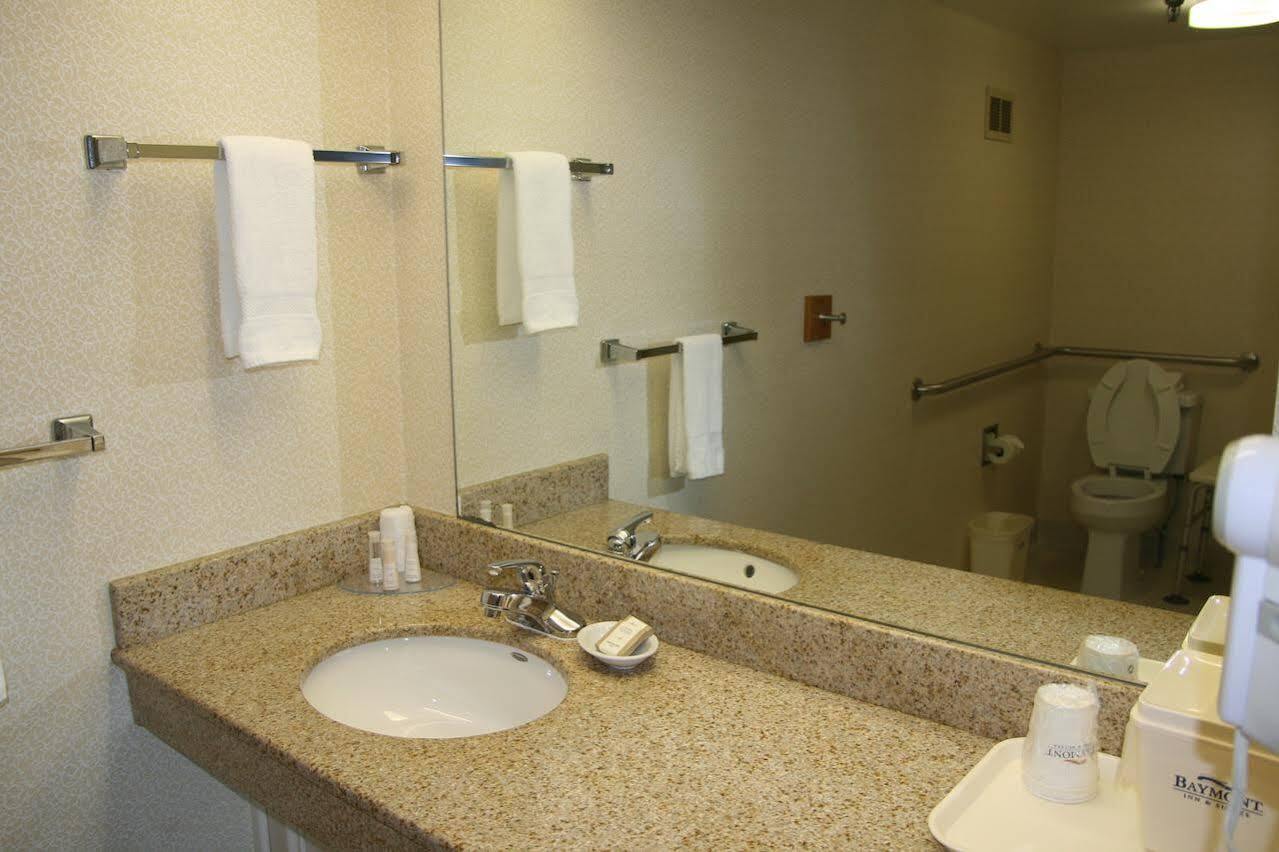 Baymont By Wyndham Clarksville Northeast Exterior photo
